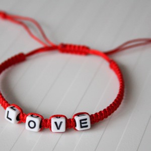 Brățară macramé împletită - Red with LOVE -  - Artynos.ro