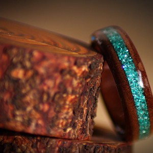 Inel din lemn � Nuc negru cu incrustări de turcoaz -  - Artynos.ro