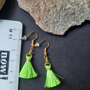 Cercei din material textil de culoare verde, cu ciucuri, cu montură de culoare aurie  - bijuterii - cercei - Artynos.ro
