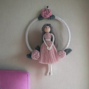Decor de perete cu trandafiri macramé papusa - Artynos.ro