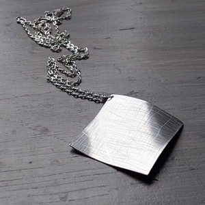 Pandantiv cu design minimalist din aluminiu lucios, usor, pe un lant argintiu, , , ARTYNOS