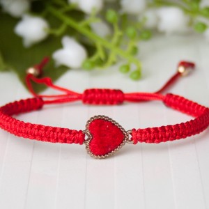 Brățară macramé împletită - Inimă roșie pe fir roșu -  - Artynos.ro