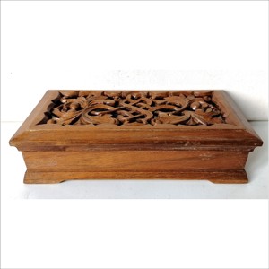 Cutie pentru bijuterii în formă de cufăr celtic, sculptată cu împletituri infinite - arte vizuale și accesorii  - alte arte - Artynos.ro