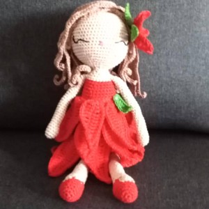 Păpușă Poinsettia - jucării și echipamente pentru copii - plușuri - păpușă croșetată, păpușă de pluș - Artynos.ro