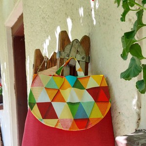 Triunghi model burgundy rucsac pentru femei, Geanta si husa, Genti de umar si genti de mana, Ranita, Cusatura, Am realizat acest rucsac dintr-o panza decorativa cu model si in culori uni. Are doua inchizatori m..., ARTYNOS