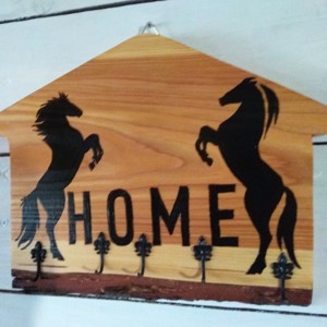 Breloc de perete cu inscriptie Home, cal, forma de casuta, , , Breloc de perete cu inscriptie Home, cal, decorat.
Cu 5 carlige pentru chei antichizate.
Pictat man..., ARTYNOS