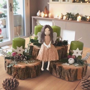 Coroana speciala de Advent pe un disc de lemn - cu lumanari verzi, ornamente rosii si albe si inger macramé - Artynos.ro