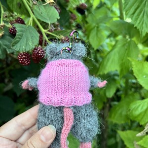 Șoricel cu pulover roz � accesoriu pentru geantă tricotat manual, obiect decorativ -  - Artynos.ro