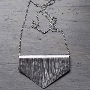 Pandantiv cu design minimalist din aluminiu lucios, ușor, pe un lanț argintiu -  - Artynos.ro Pandantiv cu design minimalist din aluminiu lucios, ușor, pe un lanț argintiu -  - Artynos.ro