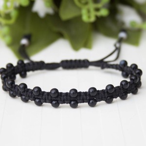 Bratara macramé impletita - Margele negru - Artynos.ro