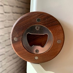 Desfăcător de sticle din lemn magnetic, gravat și personalizat. -  - Artynos.ro