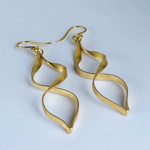 Cercei frumoși din alamă strălucitoare - bijuterii - cercei lungi - Artynos.ro Cercei frumoși din alamă strălucitoare - bijuterii - cercei lungi - Artynos.ro