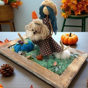 Decorațiune de masă de toamnă cu o fetiță în rochie cu buline și câinele ei � ciuperci, dovleci, bol rustic - casă & stil de viață - decorațiuni de casă - decorațiuni de masă și rafturi - decorațiuni de masă - Artynos.ro