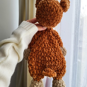 Căprioară croșetată tip snuggler din pluș - jucării și echipamente pentru copii - plușuri - păpușă croșetată, păpușă de pluș - Artynos.ro