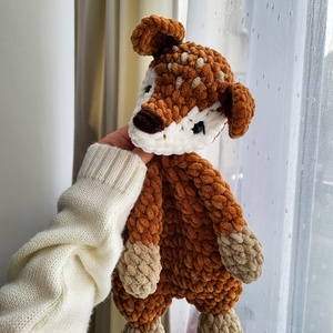 Căprioară croșetată tip snuggler din pluș - jucării și echipamente pentru copii - plușuri - păpușă croșetată, păpușă de pluș - Artynos.ro