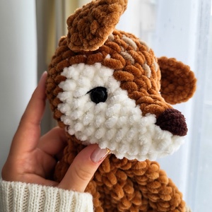 Căprioară croșetată tip snuggler din pluș - jucării și echipamente pentru copii - plușuri - păpușă croșetată, păpușă de pluș - Artynos.ro