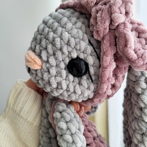 Iepuraș croșetat tip snuggler din pluș - jucării și echipamente pentru copii - plușuri - păpușă croșetată, păpușă de pluș - Artynos.ro