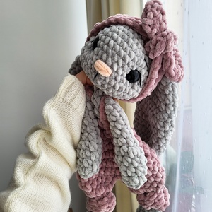 Iepuras crosetat tip snuggler din plus, Jucarii si echipamente pentru copii, Plusuri, Papusa crosetata, papusa de plus, Crosetat, ARTYNOS