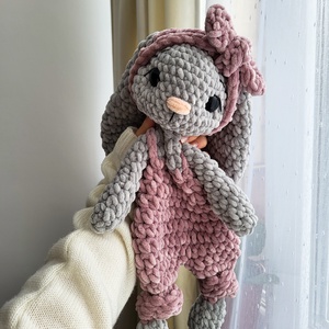 Iepuraș croșetat tip snuggler din pluș - jucării și echipamente pentru copii - plușuri - păpușă croșetată, păpușă de pluș - Artynos.ro