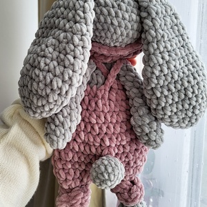 Iepuraș croșetat tip snuggler din pluș - jucării și echipamente pentru copii - plușuri - păpușă croșetată, păpușă de pluș - Artynos.ro