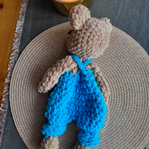 Ursuleț croșetat tip snuggler din pluș - jucării și echipamente pentru copii - plușuri - păpușă croșetată, păpușă de pluș - Artynos.ro