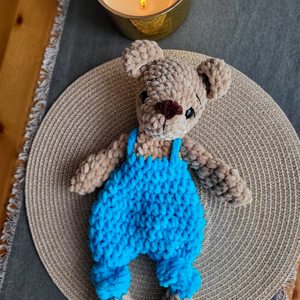 Ursuleț croșetat tip snuggler din pluș - jucării și echipamente pentru copii - plușuri - păpușă croșetată, păpușă de pluș - Artynos.ro