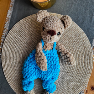 Ursulet crosetat tip snuggler din plus, Jucarii si echipamente pentru copii, Plusuri, Papusa crosetata, papusa de plus, Crosetat, ARTYNOS