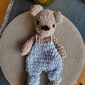 Ursulet crosetat tip snuggler din plus, Jucarii si echipamente pentru copii, Plusuri, Papusa crosetata, papusa de plus, Crosetat, ARTYNOS