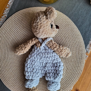 Ursuleț croșetat tip snuggler din pluș - jucării și echipamente pentru copii - plușuri - păpușă croșetată, păpușă de pluș - Artynos.ro