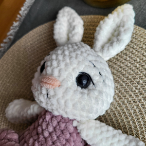 Iepuraș croșetat din pluș - jucării și echipamente pentru copii - plușuri - păpușă croșetată, păpușă de pluș - Artynos.ro