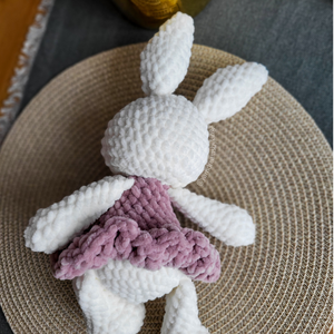 Iepuraș croșetat din pluș - jucării și echipamente pentru copii - plușuri - păpușă croșetată, păpușă de pluș - Artynos.ro