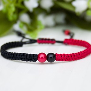 Brățară macramé împletită - Mărgele negru/roșu -  - Artynos.ro