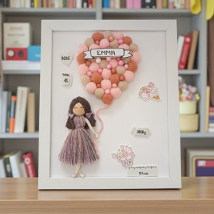 Cadou unic și personalizat pentru petrecerea bebelușului � Macramé fetiță cu balon, detalii despre naștere, într-o ramă albă - casă & stil de viață - decorațiuni de casă - decorațiuni de pereți - decor de pereți, macrame - Artynos.ro