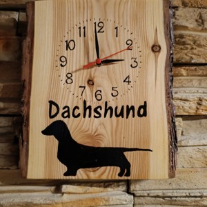 Ceas de perete din lemn cu câine dachshund -  - Artynos.ro