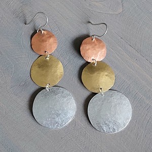 Cercei tricolori din cupru și aluminiu - bijuterii - cercei hoops - Artynos.ro Cercei tricolori din cupru și aluminiu - bijuterii - cercei hoops - Artynos.ro