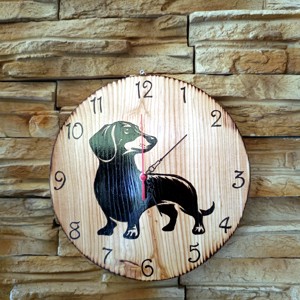 Ceas de perete din larice cu diametrul de 30 cm cu teckel -  - Artynos.ro