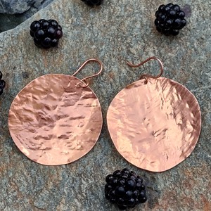 Cercei circulari minimali, unici, din cupru martelat - bijuterii - cercei hoops - Artynos.ro Cercei circulari minimali, unici, din cupru martelat - bijuterii - cercei hoops - Artynos.ro