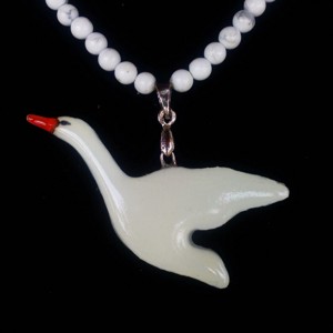 Lebada in picioare, pandantiv din sticla tiffany pe lant cu margele de howlite, , , ARTYNOS