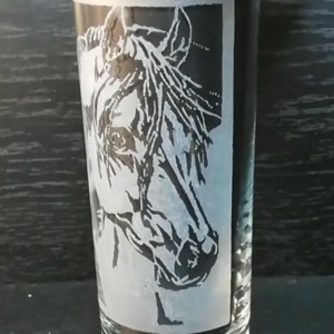 Pahar de sticlă cu model de cal, gravat manual  -  - Artynos.ro