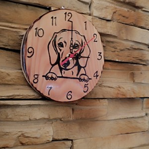 Ceas de perete din lemn cu câine dachshund -  - Artynos.ro