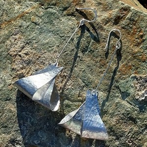 Cercei minimali din aluminiu - bijuterii - cercei lungi - Artynos.ro Cercei minimali din aluminiu - bijuterii - cercei lungi - Artynos.ro