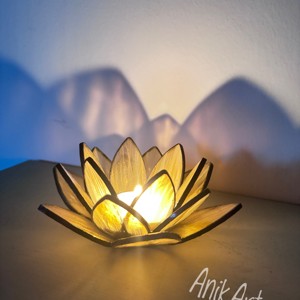 Sfesnic Tiffany in forma de lotus – caldura casnica, , , Aceasta piesa, realizata din sticla in nuante calde de miere si chihlimbar, este alegerea perfecta ..., ARTYNOS