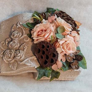 Cartea amintirilor – obiect decorativ funerar unic din beton, cu aranjament floral, , , O carte care pastreaza amintirile… 
Acest obiect comemorativ special, realizat manual din beton, pr..., ARTYNOS