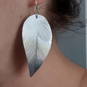 Cercei cu litere în aluminiu - bijuterii - cercei lungi - Artynos.ro Cercei cu litere în aluminiu - bijuterii - cercei lungi - Artynos.ro