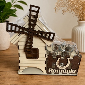 Suport pahare din lemn Moara de vant cu 4 shot-uri � suvenir Romania, Casa & Stil de viata, Decoratiuni de casa, Decoratiuni de masa si rafturi, Decoratiuni de masa, Gravare, pirogravura, ARTYNOS