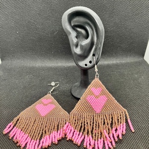 Cercei inima bej - bijuterii - cercei - cercei din mărgele - Artynos.ro