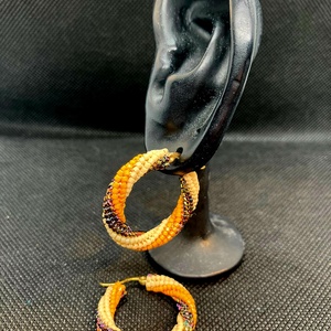 Cercei rasuciti Dovleac, Bijuterii, Cercei, Cercei Hoops, Cusatura, Cercei cusuti manual pe o baza de otel inoxidabil
1 cercel = 3.6 grame
Diametrul = 2.5 cm, ARTYNOS