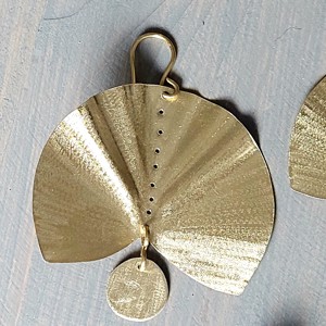 Cercei cu evantai din alamă specială - bijuterii - cercei lungi - Artynos.ro Cercei cu evantai din alamă specială - bijuterii - cercei lungi - Artynos.ro