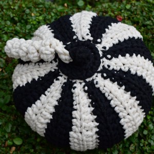 Dovleac mare crosetat (negru si alb crem) pentru Halloween, , , Dovleac crosetat din fire de bumbac 4mm, umplut cu ziar (in interiorul panzei).
Greutate: intre 500..., ARTYNOS