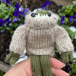 Fată broască tricotată manual în pulover strălucitor, 13 cm - jucării și echipamente pentru copii - plușuri - broască de pluș - Artynos.ro